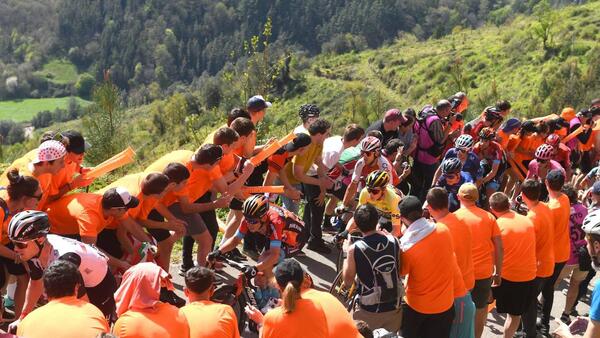 Adam Yates le quita a su hermano gemelo Simon el primer maillot amarillo del Tour
