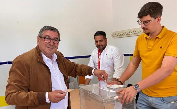 Antonio Moreno Ferrer, este domingo votando en el colegio Juan Herrera Alcausa. / SUR
