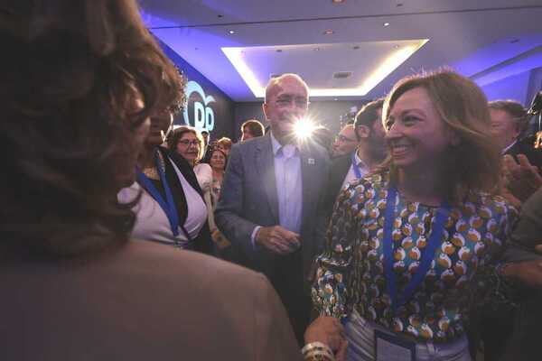 De la Torre, entre los gritos de 'alcalde, alcalde' de los interventores y apoderados del PP.