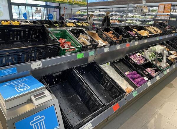 Estanterías vacías en un supermercado con sede en España