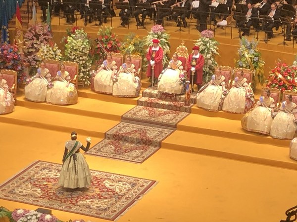 La Reina de las Fiestas de la Magdalena de Castellón también ofrenda a Marina Civera