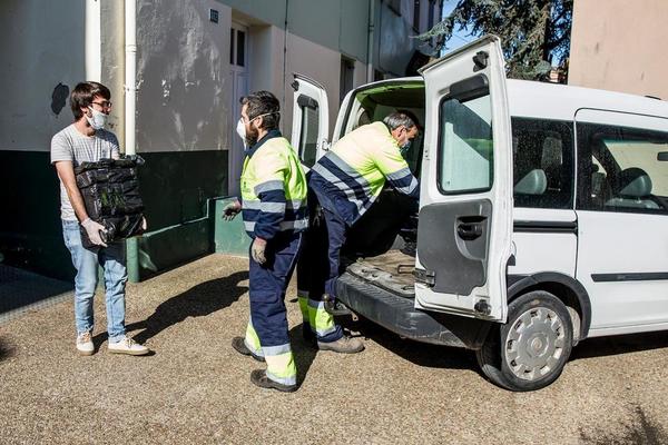 El Ayuntamiento de Torrelavega ha iniciado hoy viernes la entrega de libros de texto a las familias de Torrelavega. Un reparto que se realizará de una manera “escalonada y progresiva” por parte de voluntarios de Protección Civil, operarios municipales y concejales, que entregarán los lotes de material que previamente han preparado los centros educativos en bolsas “precintadas y rotuladas”. El material que se distribuye son, principalmente, libros de texto correspondientes al alumnado de 1º y 2º de Primaria; aunque también se acerca a las familias material de otros niveles educativos y material fotocopiado. Todo con el objetivo de facilitar a la comunidad educativa su trabajo durante este último tramo del curso escolar, en la que no se puede asistir a clase por la expansión del coronavirus