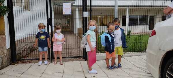 Primeros niños en llegar a La Robleda de Cartes
