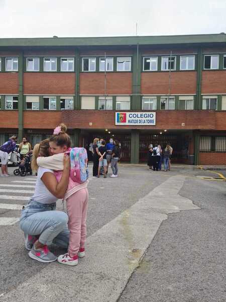 Luna Otegui, de cuatro años, no para de repetir que quiere empezar el nuevo curso escolar. Su madre, Susan Lee, le ha dado un último abrazo antes de dejarla en el Colegio Matilde de la Torre, en Muriedas (Camargo). &amp;quot;Estoy muy tranquila. El año pasado los grupos burbuja, los turnos y todas las medidas funcionaron muy bien&amp;quot;, confía.