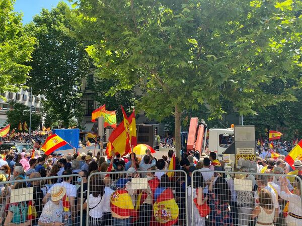 Miles de personas acuden a la Plaza de Colón para protestar contra los indultos de Sánchez