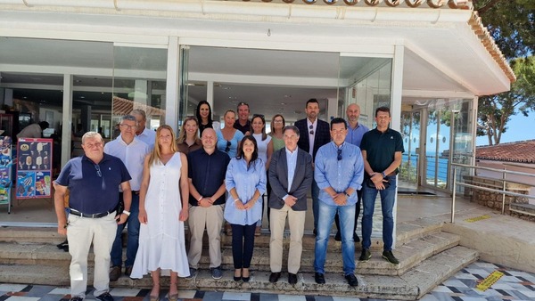 La candidata socialista en Nerja, Patricia Gutiérrez, con empresarios hoteleros. / SUR