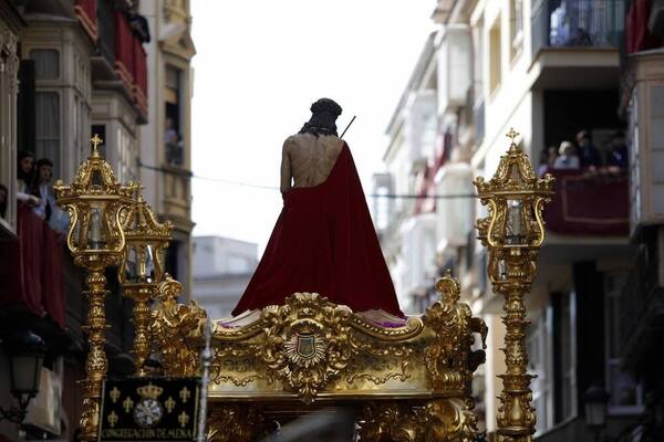 El Cristo Coronado de Espinas, esta tarde durante la procesión de Estudiantes. Foto: Migue Fernández