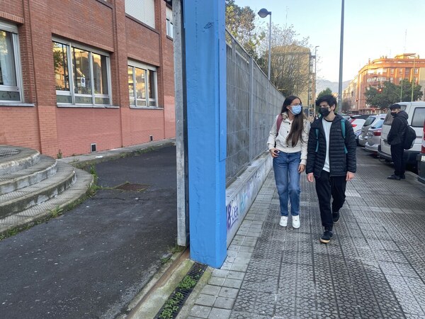 Primera jornada en los colegios vizcaínos sin mascarillas y con dudas