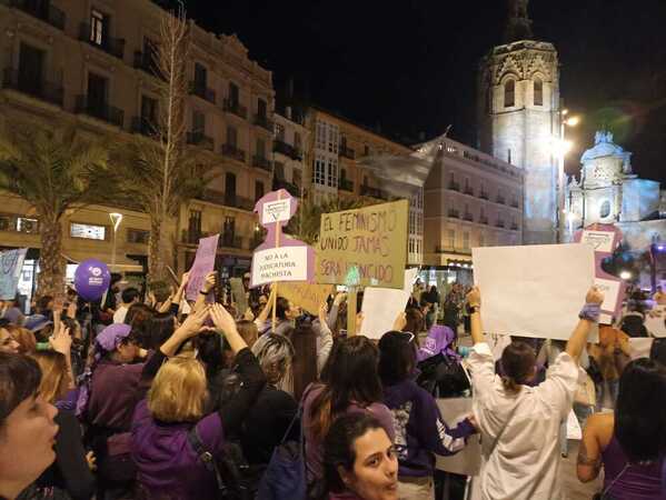 La segunda manifestación recorre el centro de Valencia con cánticos contra Irene Montero