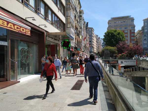 Nuestra compañera Laura Fonquernie nos cuenta que "absolutamente todo el mundo va con mascarilla por Jesús de Monasterio. Aquí, entre las colas de farmacias y estancos y la gente que hay, es difícil mantener la distancia".