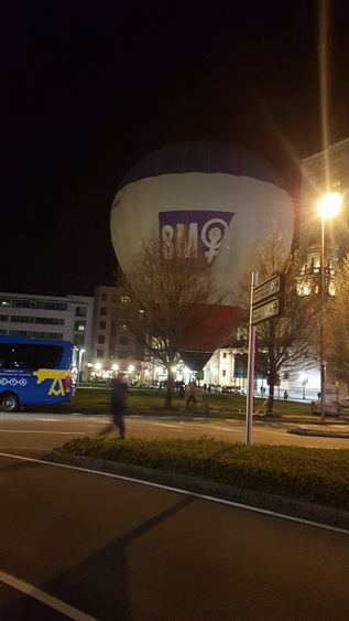 El globo feminista acompaña en la plaza del Humedal