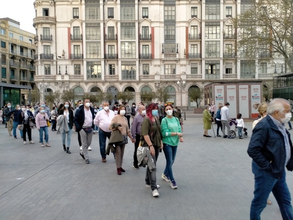 también hay colas para acceder a los puestos de la feria de artesanía