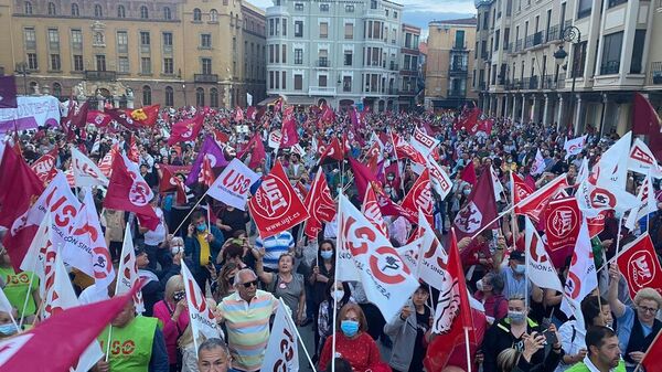 MIles de personas en la Plaza de Regla de León