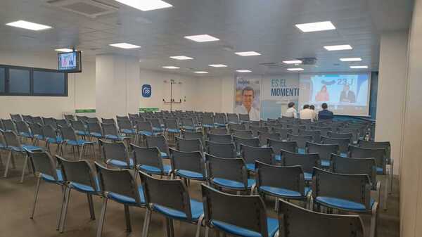 Gritos de &#039;¡Presidente!&#039; a Sánchez en Ferraz: «Somos muchos más»