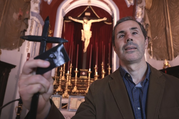 Marcelo Rosado, ante la imagen del Cristo de Ánimas de Ciegos en su capilla. Foto: Salvador Salas