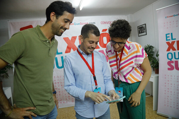 Javier Suárez Llana, candidato a la Alcaldía de Gijón por Izquierda Unida, en la sede local. | J. C. Román