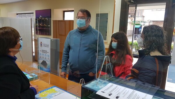 Oficina de turismo de San Vicente de la Barquera. Uso generalizado de la mascarilla. Foto: Vicente Cortabitarte.