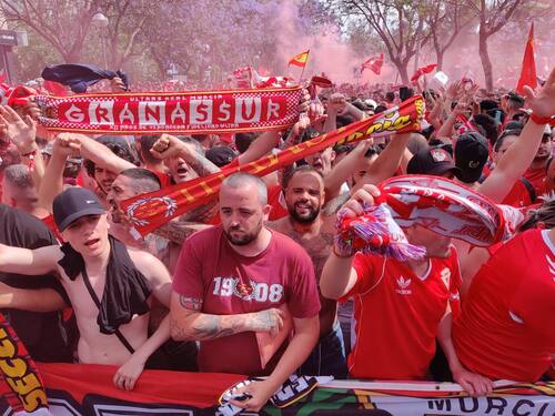 Ascenso Primera RFEF: Miles de almas granas recibieron al Real Murcia antes de la gran final por el ascenso