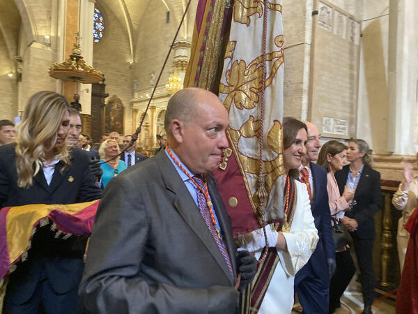 Los valencianos se vuelcan con la Senyera en un recorrido histórico
