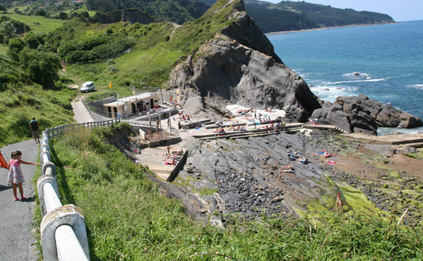La Policía se despliega en las playas, levanta a bañistas y cierra accesos para frenar el aluvión