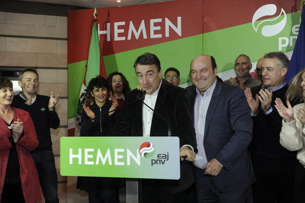 El portavoz del PNV en el Congreso Aitor Esteban y el presidente de los jeltzales Andoni Ortuzar encabezan la celebración de los resultados electorales. Los nacionalistas consiguen siete escaños, uno más que el 28 de abril