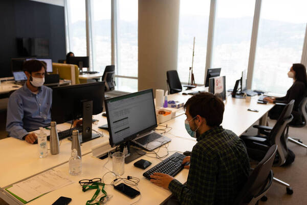 Bizkaia se libera de la mascarilla solo a medias