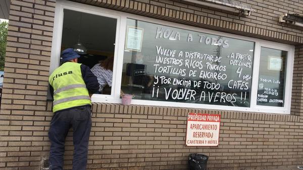 En la cafetería La Cerrada, junto a Ferroatlántica, hoy vuelven con comida para recoger. Foto: Álvaro Machín.