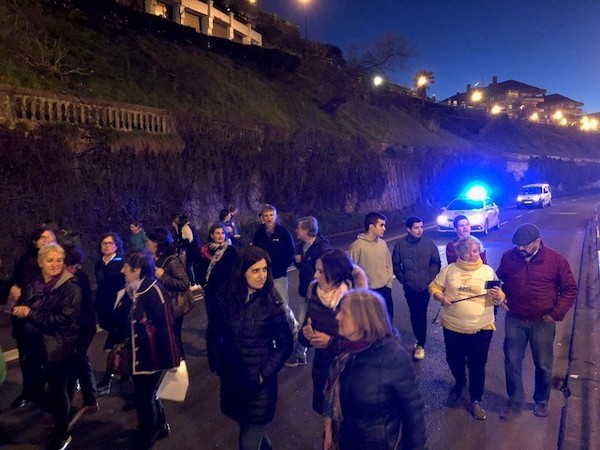 Los últimos de la manifestación cruzaban el túnel 50 minutos después de iniciarse la marcha. / Ainhoa Múgica