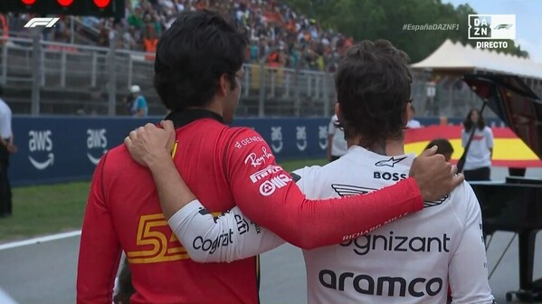 Carlos Sainz y Fernando Alonso en la pre parrilla del GP de España de F1