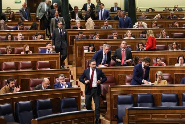Momento en el que Vox abandonaba el Congreso tras anunciar Meritxell Bate que el pleno se celebraría tal y como estaba previsto / EFE