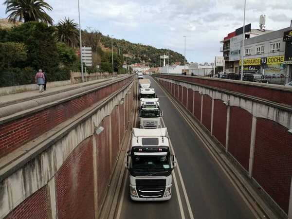 Camiones entran en el túnel de Peñacastillo con destino a Mercasantander Foto: José Ahumada
