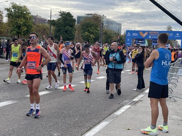Pues empieza a llegar la marea de corredores a la meta. Ahora estamos pendientes del registro de participación. Y de lo que nos cuentan los protagonistas