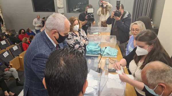 Ya están todas las urnas en la misma mesa y comienza el recuento.