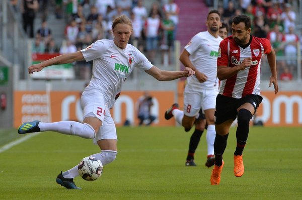 Balenziaga persigue a un rival. Foto @FCAugsburg