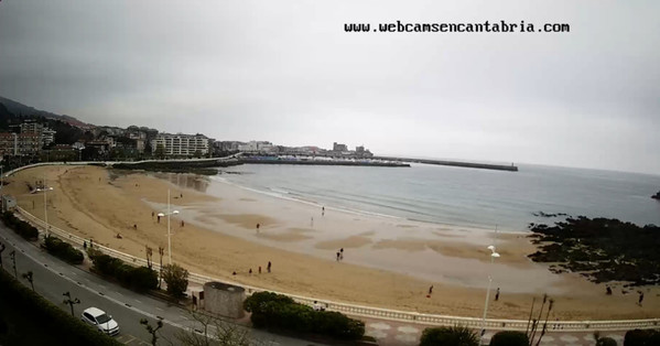 Playa de Brazomar, en Castro Urdiales. Niños y padres pasendo