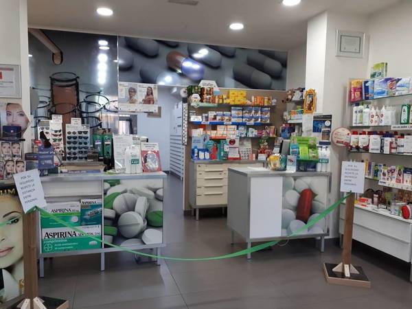 El Ayuntamiento de El Astillero ha empezado a ceder postes a los comercios locales del municipio que tengan que permanecer abiertos para marcar la distancia correcta de seguridad con los clientes. Se trata de la última medida adoptada por el Consistorio en materia de prevención contra el coronavirus y que ha adoptado después de haberlo adoptado en las dependencias municipales y en farmacias. Los empleados municipales del departamento de obras han sido los encargados de fabricar los postes y repartirlos entre los comercios con el fin de garantizar que se cumpla la distancia de seguridad en los mostradores. Los postes van acompañados de carteles informativos pidiendo a los clientes que respeten dicha distancia de seguridad. Desde el Ayuntamiento de El Astillero se hace un llamamiento a aquellos negocios que permanezcan abiertos y aún no hayan recibido esta medida de seguridad que se pongan en contacto con el 942 07 70 30 para solicitarlo. Informa Sheila Izquierdo