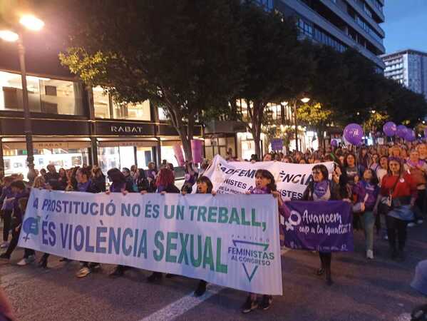 La segunda manifestación recorre el centro de Valencia con cánticos contra Irene Montero