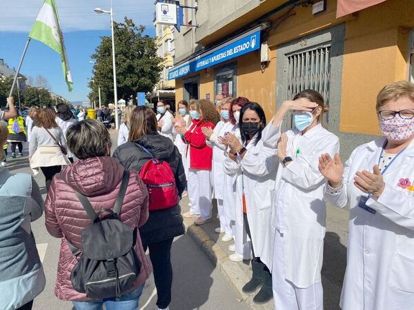Sanitarios aplaudiendo a la reivindicación por la Sanidad.