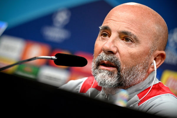 En la rueda de prensa previa al choque de esta el técnico del Sevilla FC, JOrge Sampaoli señaló que «el Borussia Dortmund tiene piezas claves individuales y colectivas muy fuertes. Tenemos que tratar de neutralizar las capacidades de esos jugadores que seguramente sea complicado»