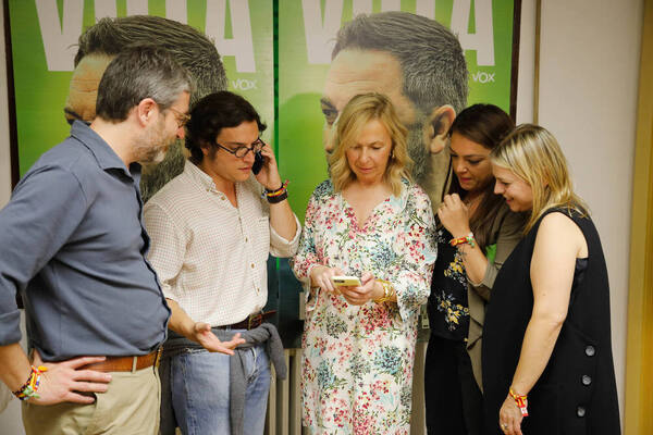 Los representantes de Vox siguen el escrutinio desde la sede del partido en Oviedo. Foto: Juan Carlos Román