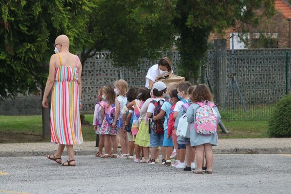 Gonzalo Mazarrasa, padre de niña de 2 años, en colegio Trasmiera de Ribamontán al Monte: “No estamos intranquilos por la pandemia, a los pequeños no les afecta prácticamente y con todo esto casi no está con niños de su edad y está mucho con adultos, así que le va a venir muy bien”