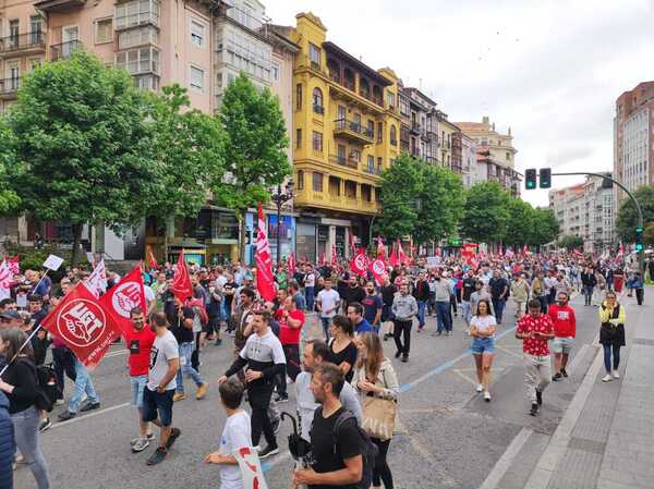 A la protesta de los trabajadores del sector metalúrgico cántabro se han sumado muchas personas de su entorno. Aunque todavía no hay cifras de asistencia, las imágenes hablan por sí solas.