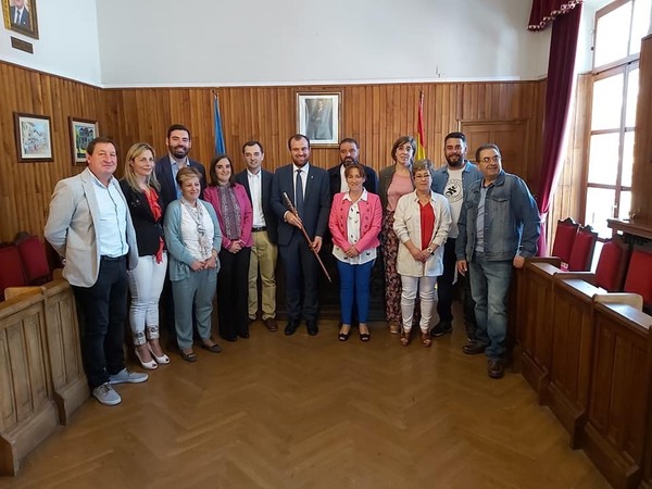 PILOÑA: Iván Allende ha sido reelegido Como Alcalde del concejo de Piloña gracias a la amplia mayoría absoluta lograda en las últimas elecciones, con once ediles de trece. Su candidatura fue la única presentada en la sesión plenaria. La elección se produjo por unanimidad recibiendo los votos favorables de los once concejales grupo socialista y también de los dos del partido popular. informa Enrique Carballeira