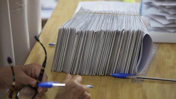 El PP gana pero no suma mayoría con Vox y el PSOE resiste