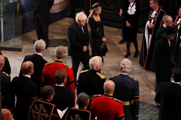 El ex primer ministro británico Boris Johnson llega a la Abadía de Westminster acompañado por su esposa, Carrie. Reuters