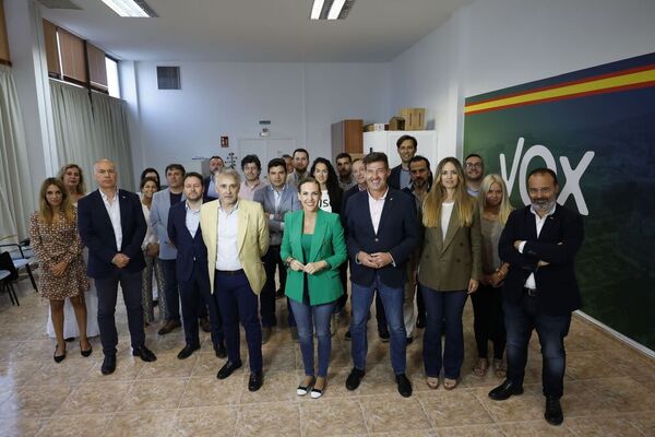 Parte del equipo provincial de Vox, esta tarde en la sede. ÑITO SALAS