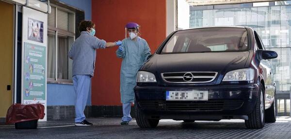 Euskadi priorizará la vacunación en los centros de salud y habrá tres puntos para inocular a mayores en coche
