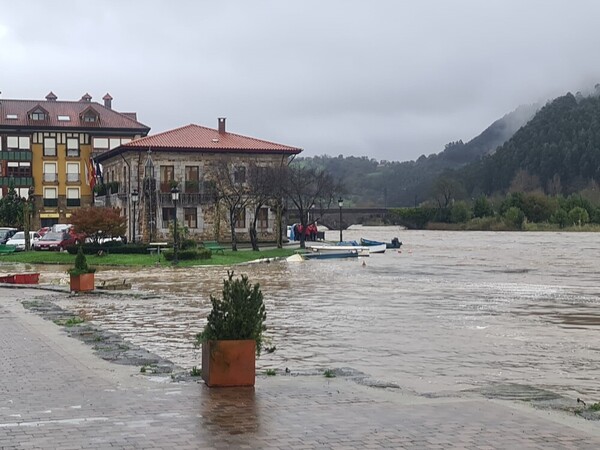 En estos momentos las zonas más afectadas son los municipios de Ampuero y Piélagos en los que se han desbordado los ríos Asón y Pas, aunque también se vigila estrechamente la cuenca del Besaya y Ebro por la influencia del desnieve ocasionada por la subida de temperaturas. Se están registrando inundaciones de garajes, viviendas, locales y bajos; y afección a la red viaria, además de en estas zonas, en otras cuencas de toda la geografía, que mantienen abiertas 181 incidencias.