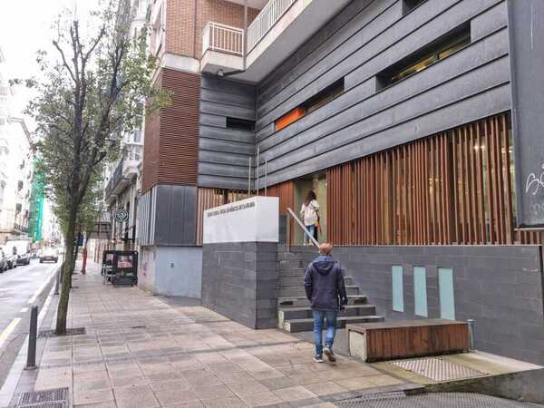 Empiezan a llegar los médicos de Atención Primaria en huelga a la asamblea convocada por el Sindicato Médico para exponer el preacuerdo alcanzado con el Servicio Cántabro de Salud.