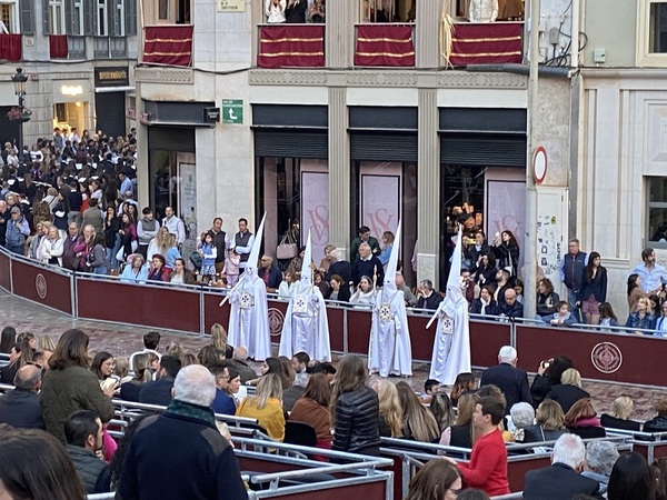 Momento en el que la Cofradía del Cautivo ha pedido la venia.